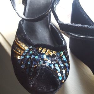 Black velvet peep-toe platform shoes